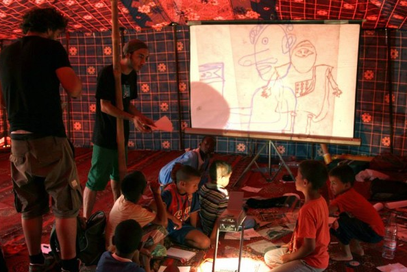 Mohamed Tayeb impartiendo el taller en los campamentos de refugiados Saharauis de Tindouf